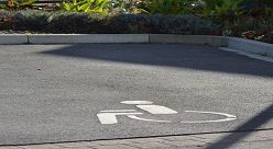 Parkplatz für Menschen mit Behinderung Parkplatz für Menschen mit Behinderung