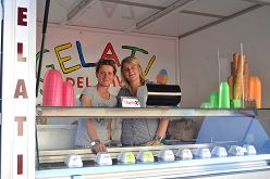 Eisverkauf beim Sommerfest Eisverkauf beim Sommerfest